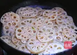 Illustration of how to make fried pork slices with lotus root and celery 6