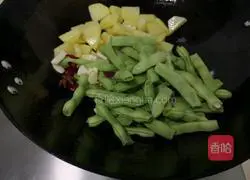 Illustration of how to cook green beans with potatoes 6