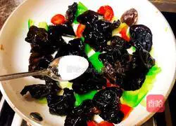 Illustration of how to make fried fungus with double pepper 6