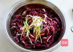 Illustration of how to make cold purple cabbage 3