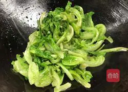 Illustration of how to make lettuce with chili sauce 9