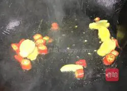 Illustration of how to stir-fry diced lotus root with sour bamboo shoots 5