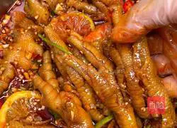 Illustration of how to make spicy and sour boneless chicken feet 3