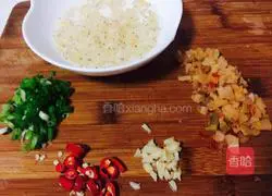 Illustration of how to make cold scallion oil, preserved egg and tofu 3