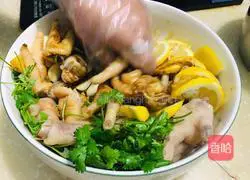 Illustration of how to soak chicken feet in lemon 10