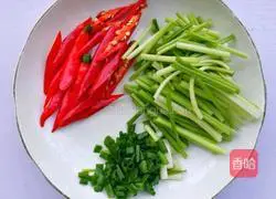 Illustration of how to make fried celery with fragrant aroma 3