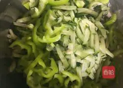 Illustration of how to make pepper, lettuce and cucumber shreds 1