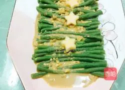 Illustration of how to mix sesame paste with minced garlic and cowpeas 7