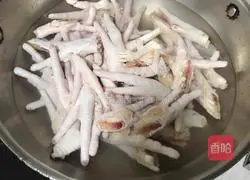 Illustration of how to soak chicken feet with lemon and passion fruit 3