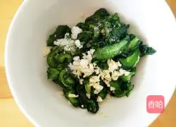 Illustration of how to make quick pickled cucumbers and pickles 11