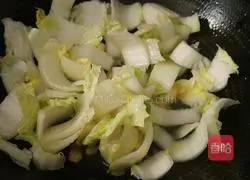 How to stir-fry yellow cabbage Illustration 5