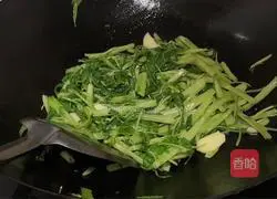 Illustration of how to make stir-fried water spinach 5
