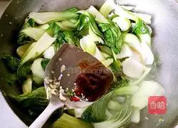 Illustration of how to stir-fry Shanghai greens 5