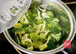 Illustration of how to make spicy broccoli 2