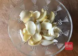 Illustration of how to stir-fry celery and lily 2