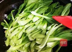 Illustration of how to stir-fry green vegetables with white jade mushrooms 7