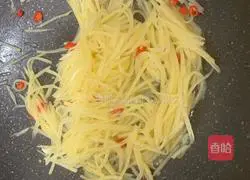 Illustration of how to make spicy and sour shredded potatoes 8
