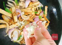 Illustration of how to make fried tofu with onions 7
