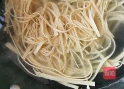 Illustration of how to make shredded tofu and cucumber salad 8