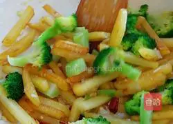 Illustration of how to make broccoli potato sticks 5