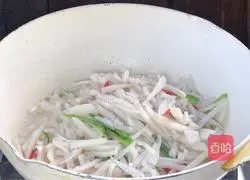 Illustration of how to make green stir-fried shredded lotus root 6