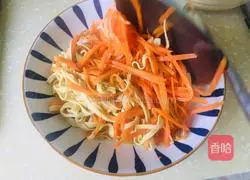 Illustration of how to make fried tofu skin with shredded carrots 10