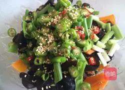 Illustration of how to make cold black fungus with raw pepper 9