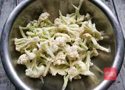 Illustration of how to make organic cauliflower with tomato sauce 2