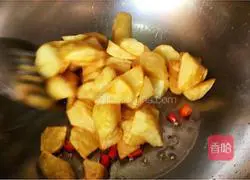 Illustration of how to make spicy pepper and salt potato wedges 8