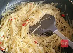 Illustration of how to make potato shreds 6