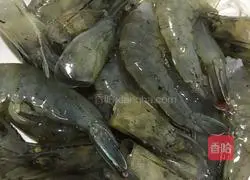 Illustration of how to make raw shrimps 4