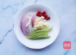 Illustration of how to make cold lotus root with juice-absorbing noodles 2