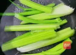Illustration of how to cook celery with shredded potatoes 3