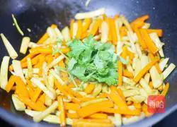 Illustration of how to stir-fry carrots with king oyster mushrooms 9