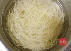 Illustration of how to make green pepper and potato shreds 3