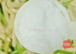 Illustration of how to stir-fry celery and yuba 7