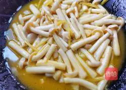 Illustration of how to stir-fry broccoli and mushrooms 7