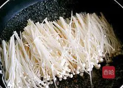 Illustration of how to make cold cucumber and enoki mushrooms 2