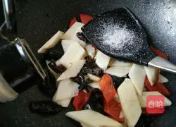 Illustration of how to stir-fry yam with black fungus 5