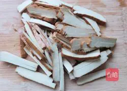 Shredded bamboo shoots and pickled vegetables Illustration of how to make stir-fried dried fragrant 2