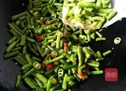 Illustration of how to make stir-fried long beans 9