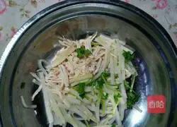Illustration of how to mix shredded chicken with spring bamboo shoots 5