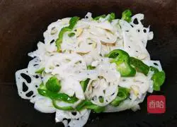 Illustration of how to make fried lotus root slices with green pepper 14