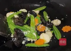 Qing Illustration of how to make fried snow peas and vegetables 8