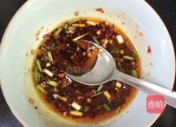 Illustration of how to make spicy lotus root slices 9