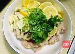 Illustration of how to soak chicken feet in lemon 7