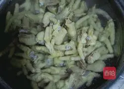 Illustration of how to soak feet and chicken feet in lemon 4