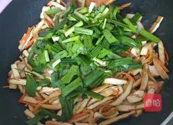 Dried leek stir-fried tofu Practice illustration 9