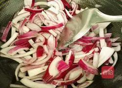 Illustration of how to stir-fry lotus white onions 5