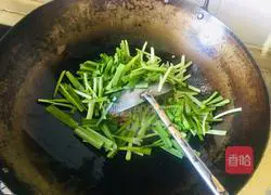 Illustration of how to make stir-fried leeks with tofu skin 4